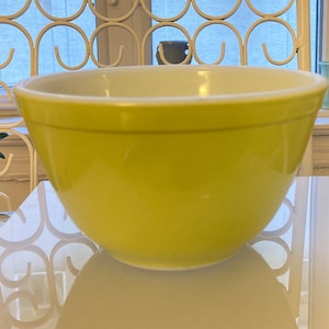 Vintage Pyrex Verde Avocado Green/Yellow Small 1.5 PT Mixing/Nesting Bowl | 401