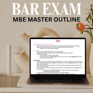 Puede incluir: Una computadora portátil muestra un esquema de derecho para el Examen de Abogacía, titulado "MBE MASTER OUTLINE". La pantalla muestra notas sobre agravios, incluida la negligencia y el deber de cuidado. La imagen incluye texto: "Un esquema conciso y fácil de memorizar que incluye todos los temas evaluados en la sección de opción múltiple del MBE."
