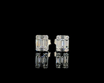 Puede incluir: Un par de pendientes de botón de plata con un diseño cuadrado que presenta múltiples diamantes de talla baguette.