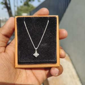 14Kt gouden diamanten bloemketting voor vrouwen | Gouden diamanten charme bloemkettingen | Gouden diamanten pave setting bloemhanger | Puur goud