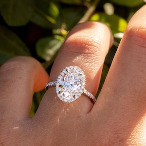 Vraj Lab Grown Oval Cut Diamond Halo-ring voor dames