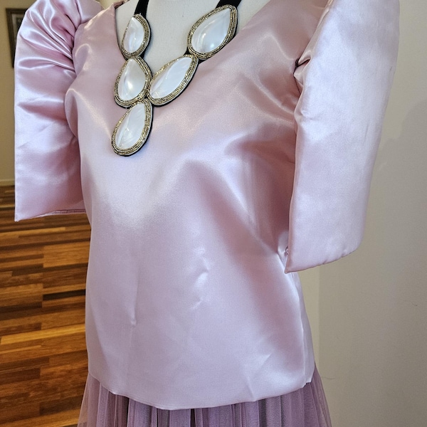 Top Filipiniana Kimona Elvira – Blusa elegante em tecido Duquesa, Traje Formal Tradicional Filipino (SA-KE-002)