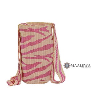 Puede incluir: Un bolso de bandolera de cuentas con estampado de cebra rosa y blanco con una correa larga. El bolso está hecho por Maaleewa Handmade.
