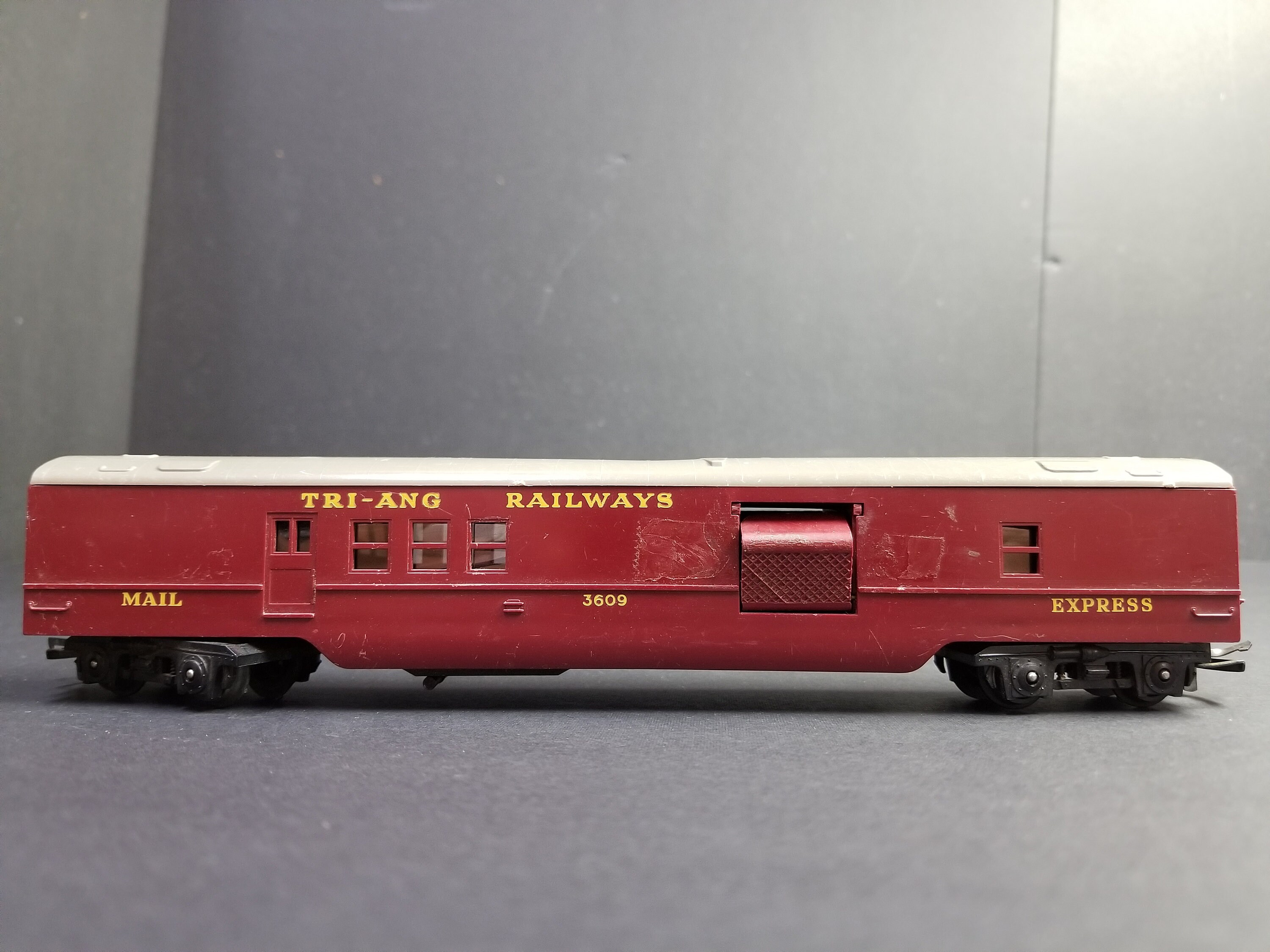 Tri-ang OO/HO Scale Mail Express Coach R 119 Maroon/Red 3609 - Excellent Condition for Tri-Ang Collectors