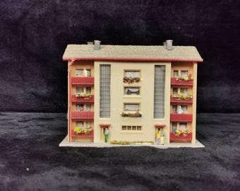 Diorama d'immeuble d'appartements vintage à l'échelle N avec lumières personnalisées
