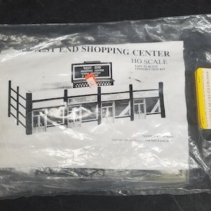 Model Power HO Scale Shopping Center West End Building Kit