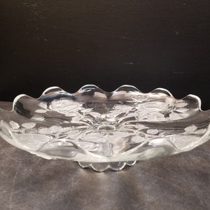 Serveerschaal op voet van helder glas met rozenpatroon