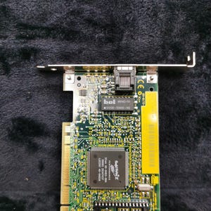Puede incluir: Una placa de circuito impreso verde con una tarjeta de red, un chip con la etiqueta "3Com Fast EtherLink XL" y el texto "bel 9904C-51 S558-5999-46".