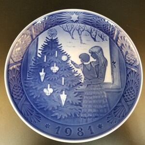 Copenhagen Porcelain Bing & Grondahl Christmas Plate Admiring the Christmas Tree 1981