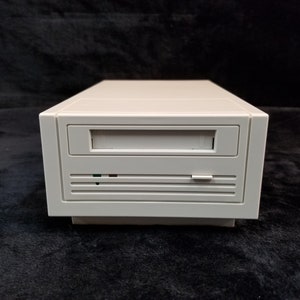 Vintage Archive Python Model 4350XT SCSI-tapedrive wordt ingeschakeld