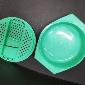 Vintage Tupperware Grüner Käse / Veggie Slicer Shredder Reibe Schale 2 Stück Set 786-7