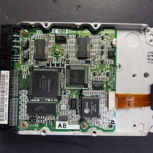 Vintage Quantum ProDrive LPS 170 MB harde schijf 3,5 inch getest, wordt ingeschakeld
