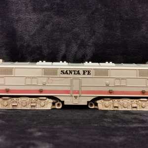Vintage Marx O Scale Santa Fe Manequim B-Unit Motor Locomotiva Diesel E67 EMD 1095 Prata