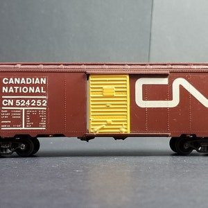 Athearn HO Scale Canadian National Sliding Door Box Car CN #524252 Brown
