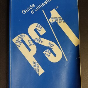 Puede incluir: Una gu&iacute;a azul con el texto "Guide d'utilisation" y el logotipo de IBM en blanco.
