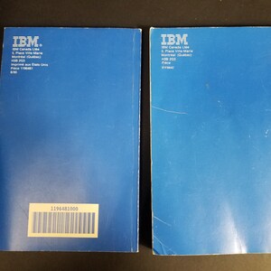 Puede incluir: Dos cubiertas de libros azules con el logotipo de IBM y el texto "IBM Canada Ltd. 5, Place Ville Marie Montreal (Quebec) H3B 203 Pieza 1196481000"