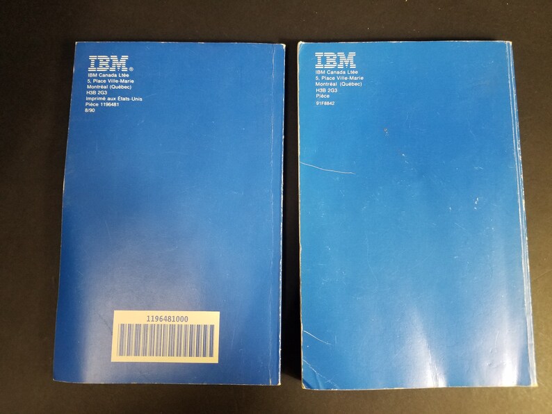 Puede incluir: Dos cubiertas de libros azules con el logotipo de IBM y el texto "IBM Canada Ltd. 5, Place Ville Marie Montreal (Quebec) H3B 203 Pieza 1196481000"