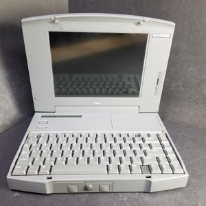 Vintage NEC Versa V/75 Laptop PC-720-1551 geprüfte Einschaltungen