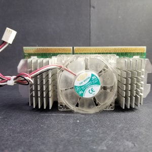 Vintage Intel Pentium II-processoreenheid met koelventilator, niet getest