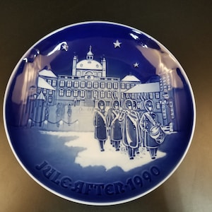 Copenhagen Porcelain Bing & Grondahl Christmas Plate Guards at Fredensborg 1990