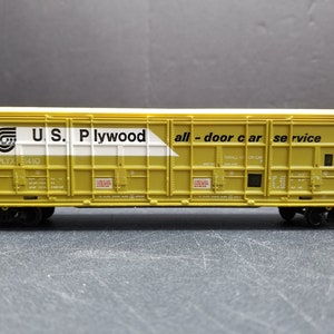 Life-Like HO Thrall Door Box Car #06983 Green