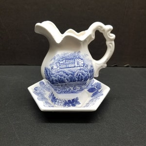 Vintage Kleiner Krug Sahne und Unterteller Blau & Weiß Japan Blumenburg