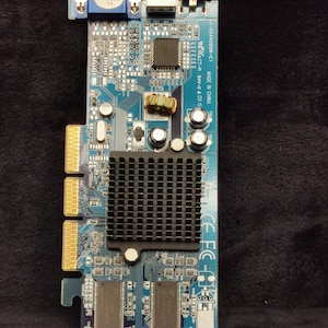 Carte graphique vidéo Nvidia GeForce MX440SE DDR-64 Mo + TV/a Agpx8 vintage