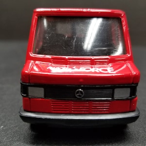 Corgi Diecast 1:36 Mercedes-Benz 207D Parcel Force Royal Mail Red