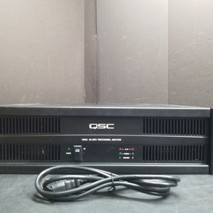 Amplificador de potencia profesional QSC Audio modelo ISA300TI 300 W 2 canales en funcionamiento
