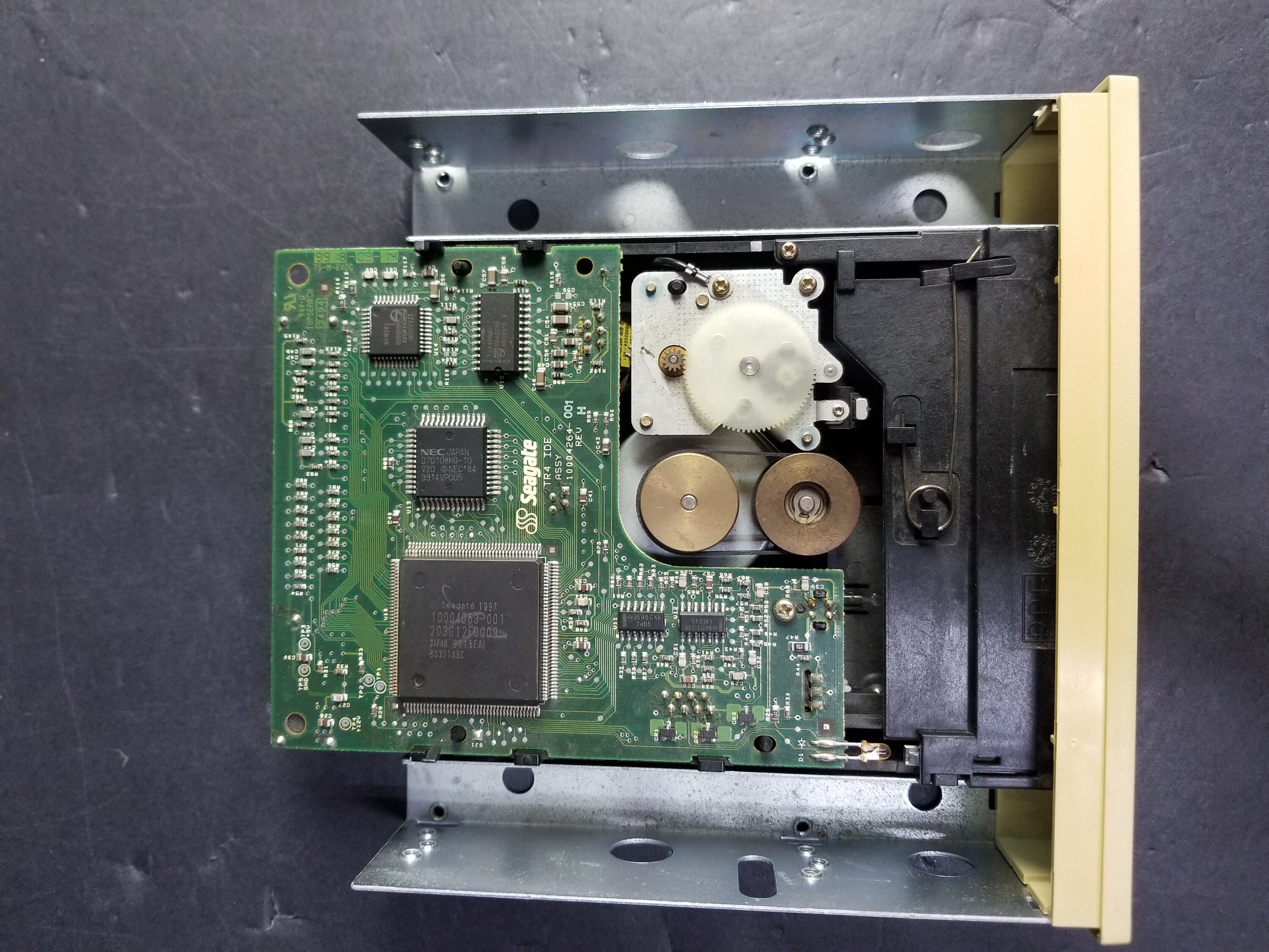 Seagate Hornet STT28000A – Lecteur Interne Travan IDE 4/8GB – Vintage – Avec Berceau
