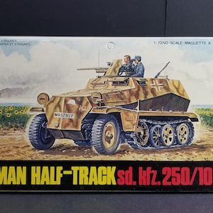 Puede incluir: Caja de maqueta que representa un Half-Track alemán Sd.Kfz. 250/10. La ilustración muestra el vehículo en camuflaje desértico, con soldados y un campo de girasoles. El texto "GERMAN HALF-TRACK sd. kfz. 250/10" es visible. Escala 1/72. Fabricado en Italia.