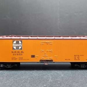 Train-Miniature HO Santa Fe 40&#39; Wood Sheathed Reefer #21253 Orange