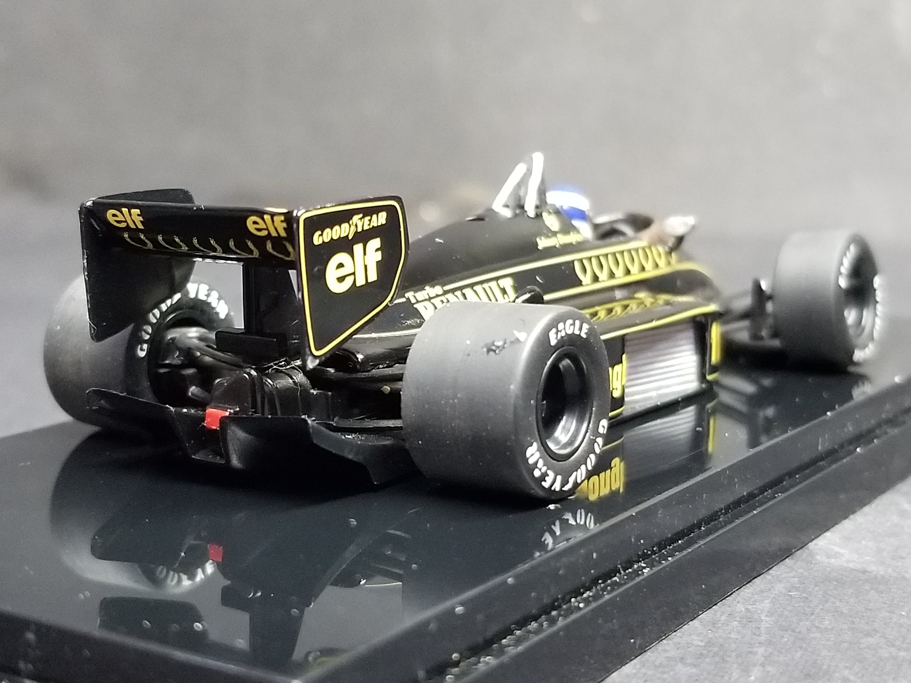 Lotus 98T Renault F1 1986 - Johnny Dumfries - Minichamps 1/43 (LL1182)