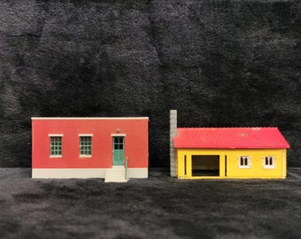 Casa amarilla de ferrocarril a escala HO vintage, cabaña y pequeño almacén, completamente ensamblado.