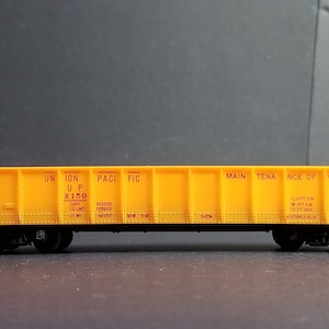 Tyco HO Scale Union Pacific Gondola Car Maintenance Of The Way UP #X159 Yellow With Knuckle Couplers