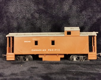 Vintage Tri-Ang Hornby Canadian Pacific Caboose Car (HO / OO Scale)