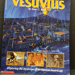 Könnte beinhalten: Ein Buch mit dem Titel "The Secrets of Vesuvius" von Sara C. Bisel, aus der Reihe Time Quest Book. Das Cover zeigt einen Vulkanausbruch über einer Stadt, mit Bildern archäologischer Funde. Es erforscht die Geheimnisse einer antiken Stadt.