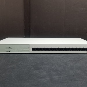 Könnte beinhalten: Ein weißer 16-Port-Netzwerkswitch mit einem Etikett mit der Aufschrift "SAUTER-CHAIN".