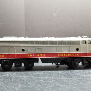 Tri-ang Railways OO/HO F3 Diesel Engine Dummy - A Must-Have for Tri-Ang Collectors!