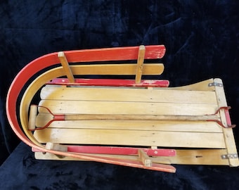 Vintage Holzschlitten Mit Roten Akzenten Aus Stahl Kufen & Holzgriff