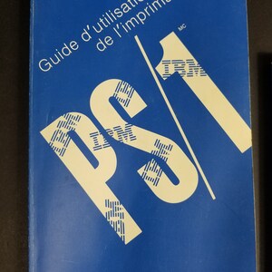 Puede incluir: Una gu&iacute;a de uso de la impresora de color azul con el t&iacute;tulo "Guide d'utilisation de l'imprimante" y el logotipo de IBM en blanco.