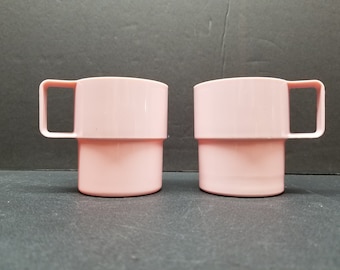 2 tazze da caffè / tazze di plastica rosa impilabili vintage