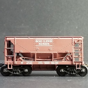 May include: A red model train car with the words "Soo Line 91965" printed on the side. The car has a capacity of 140000 lbs and a light weight of 38300 lbs.