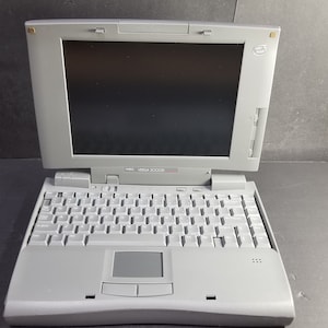Vintage NEC Versa Laptop 2000D kleur wordt ingeschakeld voor onderdelen