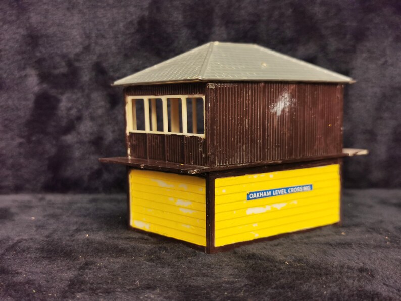 Vintage Airfix HO Scale Oakham Level Crossing Signal Box Build Kit ...