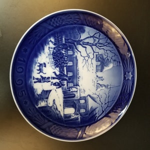 Copenhagen Porcelain Bing & Grondahl Christmas Plate Christmas at the Manor House 1995