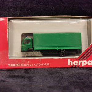 Vintage Herpa HO schaal kunststof Mercedes LK 817 Flatbed dekzeil Polizei groen 828016 nieuw in doos