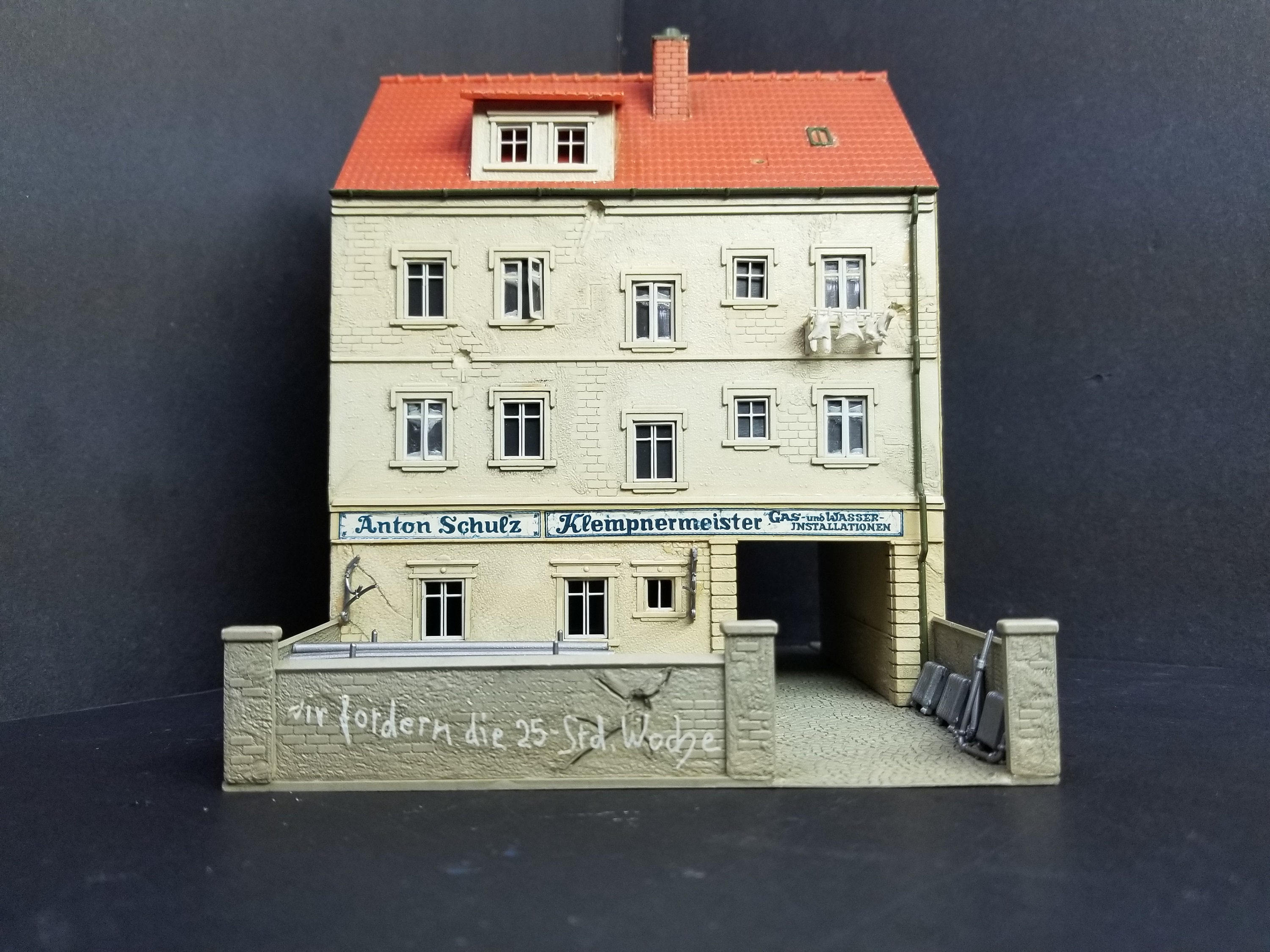 Pola HO Scale Anto Schulz Town House Plumber's Workshop Building
