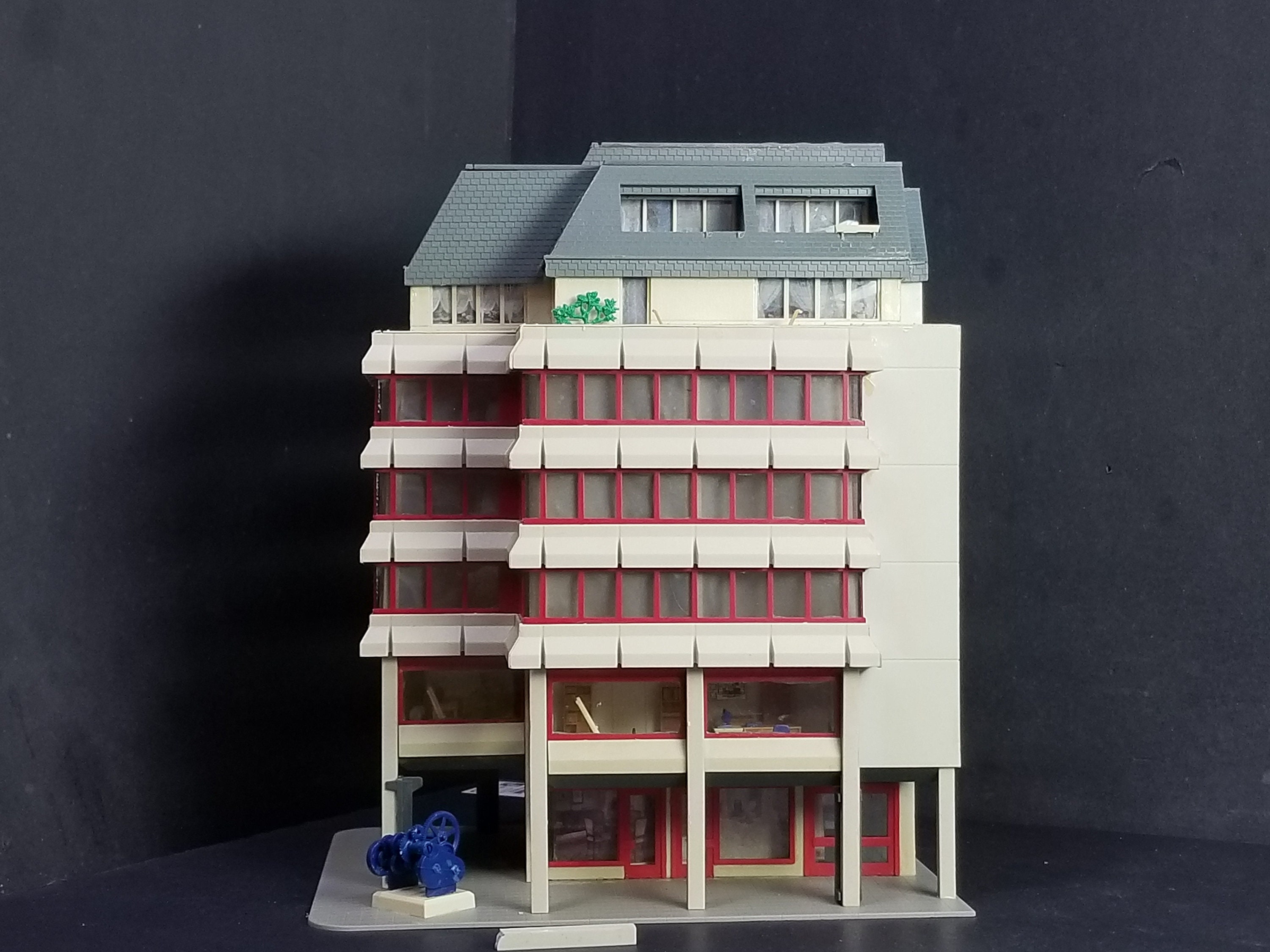 Outland Models Railway Modern 3-Story Building / Shop A