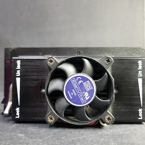 Unidade de processador Intel Pentium II vintage com ventoinha do dissipador de calor não testada